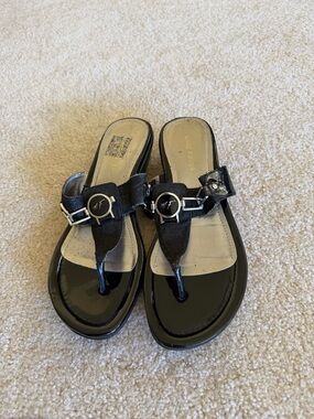 Marc Fisher Black Patent Leather Thong Sandals Size 9.5